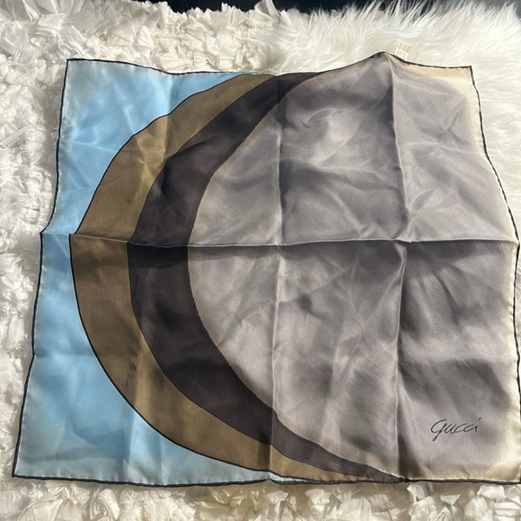 Vintange gucci Abstract Print Silk Scarf Size 18” X 18” Made In Italy - Picture 2 of 9